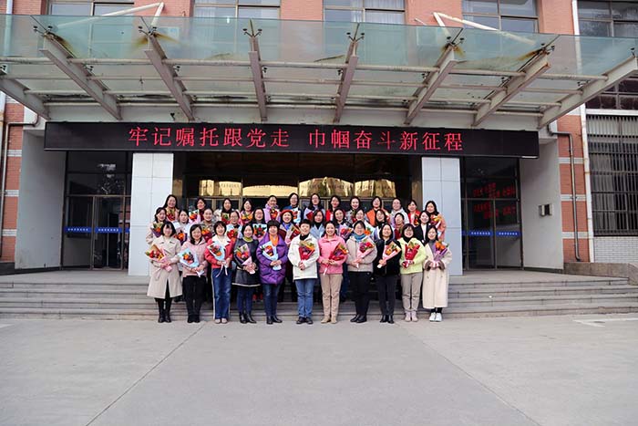 测绘学院工会“三八节”为女教职工送花送祝福 - 副本.JPG